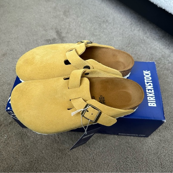 Birkenstock Shoes - Birkenstock boston clog size 35/MM220/L4/M2.0
Suede leather upper
Regular fit